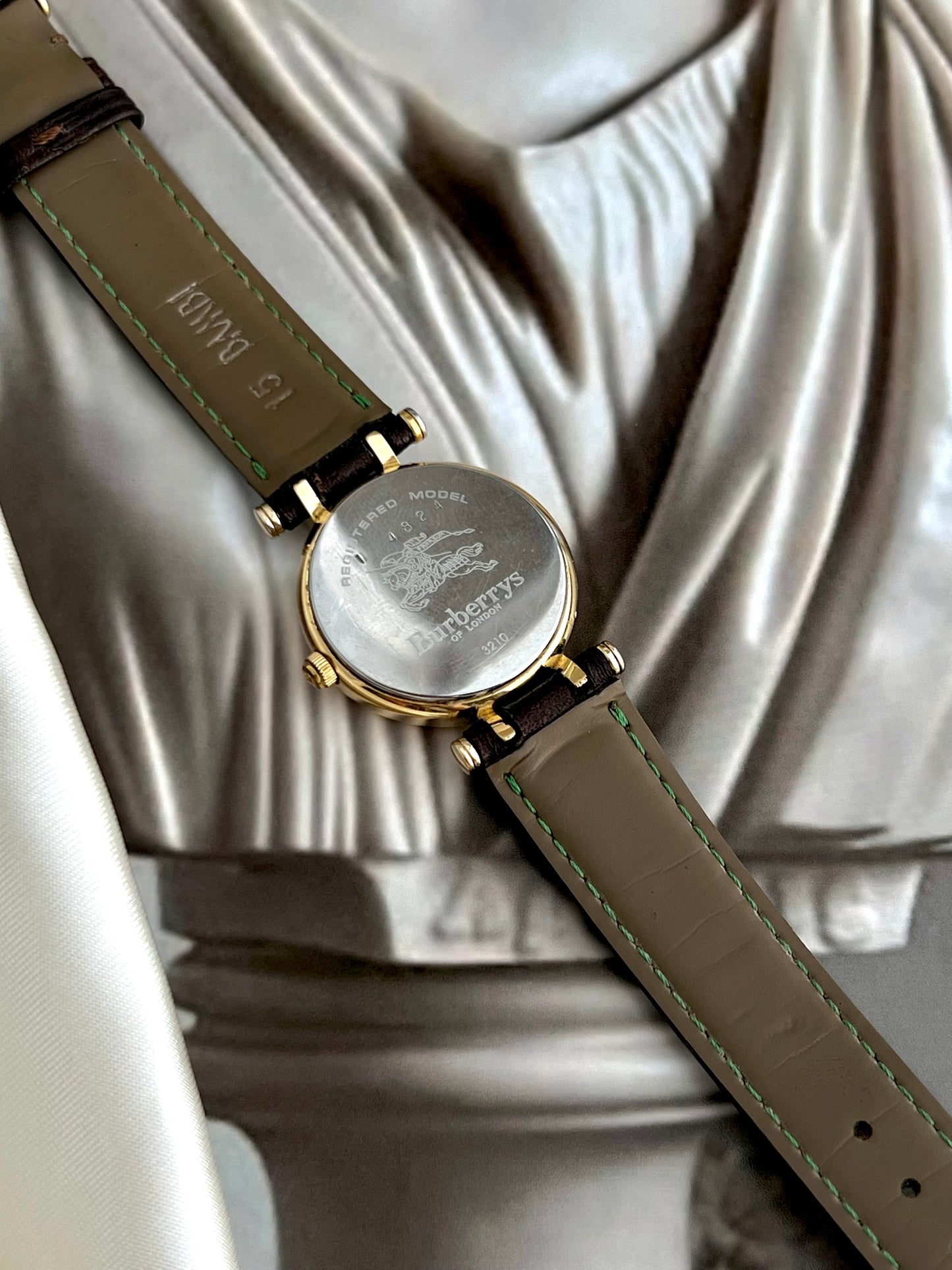 Burberrys Gold Women's Watch with Sculpted Loop Lugs