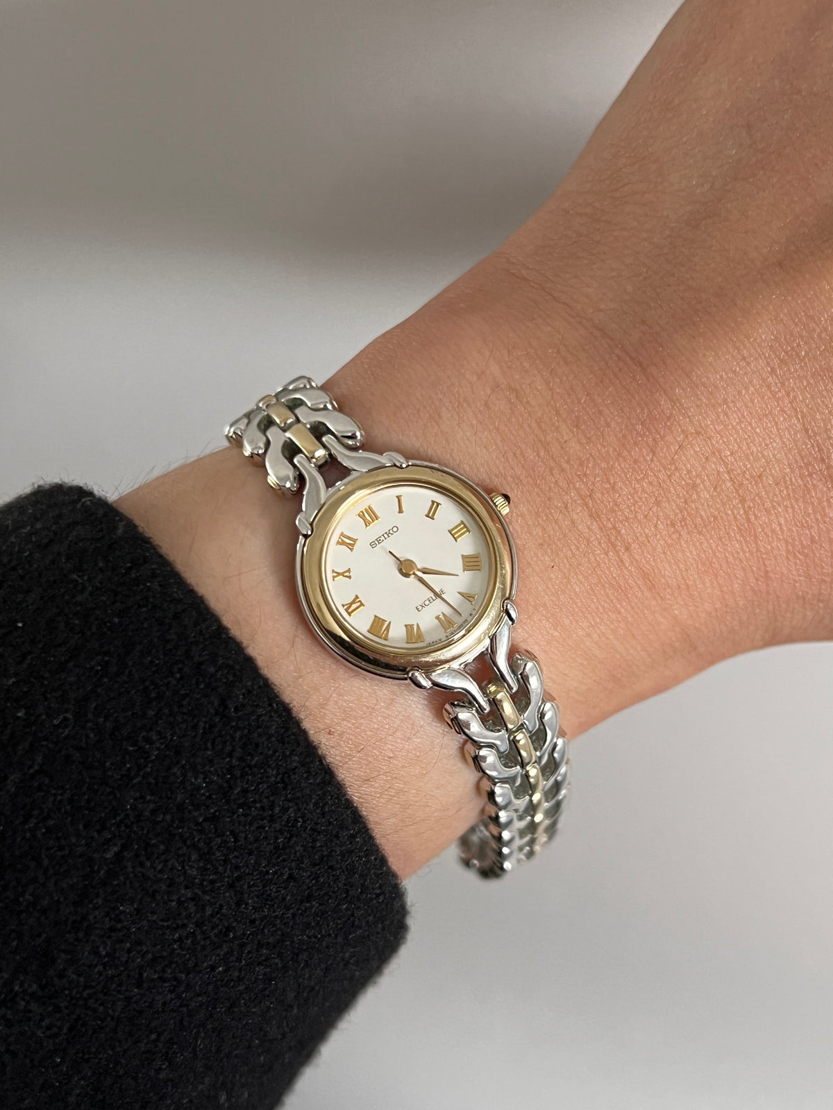 Seiko Exceline Roman Dial Two Tone Women’s Watch featuring white dial and integrated bracelet; vintage watch product image 5.
