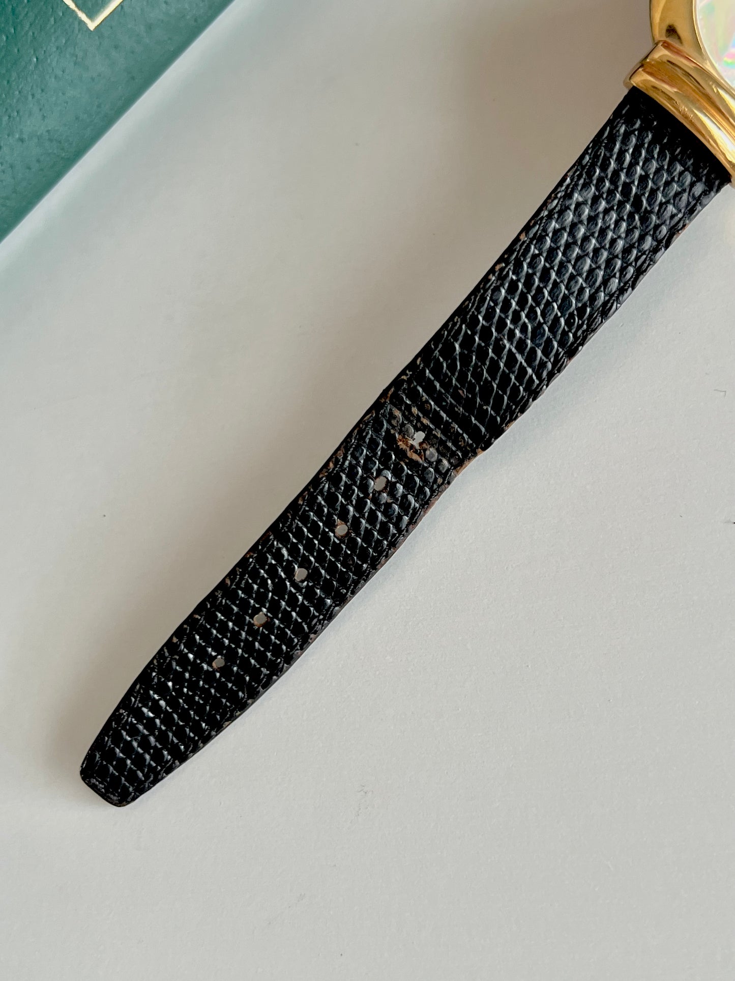 Gucci 5300M Gold Unisex Watch Mother of Pearl Dial