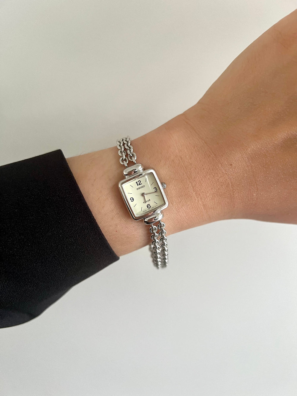 Vintage Seiko ladies watch with off white dial and double chain bracelet, delicate feminine profile, New Zealand & Australia collection.
