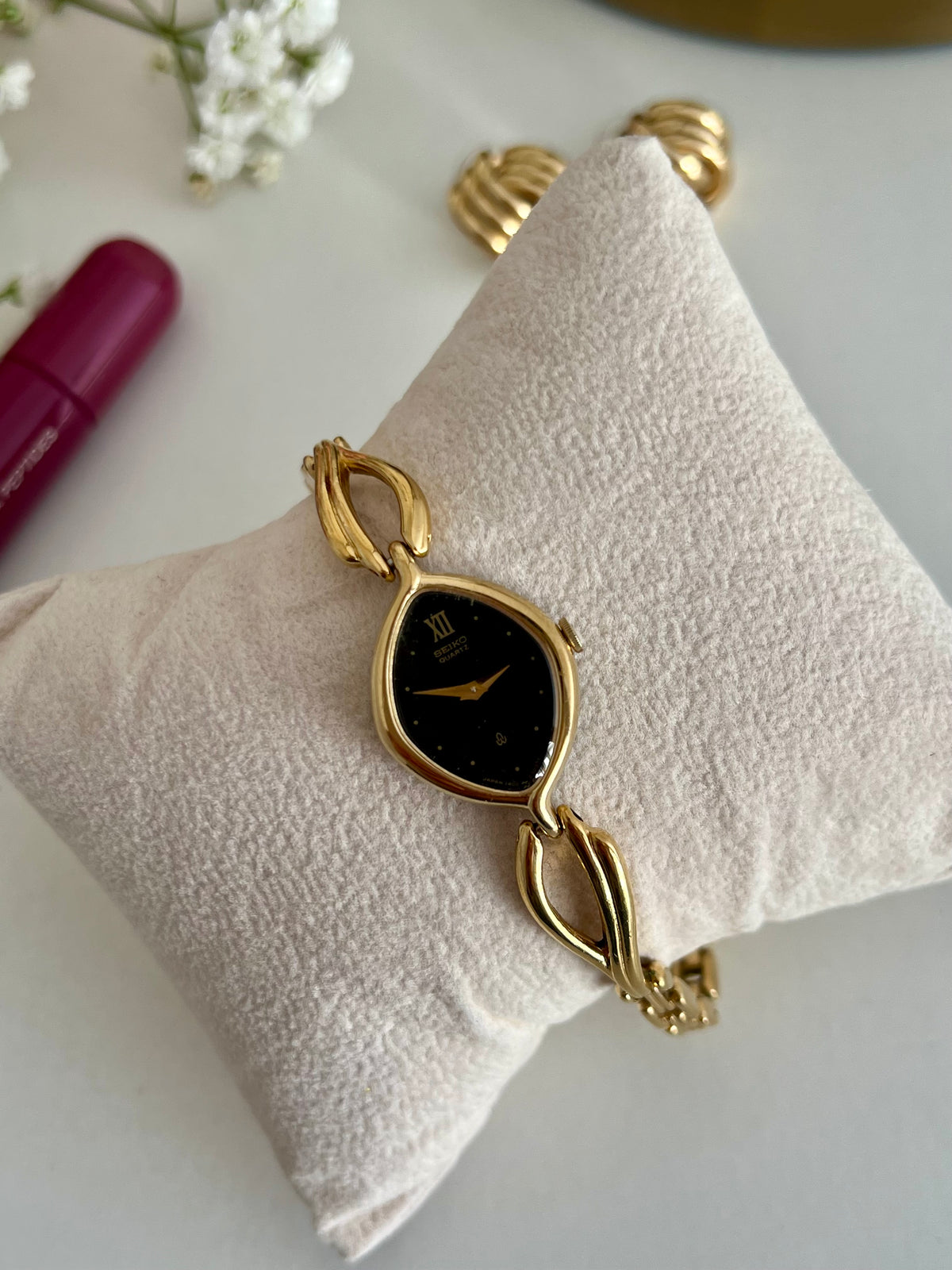 Seiko Black Dial Leaf Bracelet Women’s Watch, bracelet detail of a vintage women's watch at Gilded Hour.