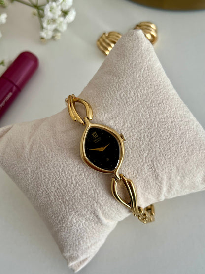 Seiko Black Dial Leaf Bracelet Women’s Watch, bracelet detail of a vintage women's watch at Gilded Hour.