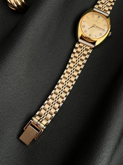 Universal Geneve C Case Roman Dial Gold Watch: angled pale Roman dial.