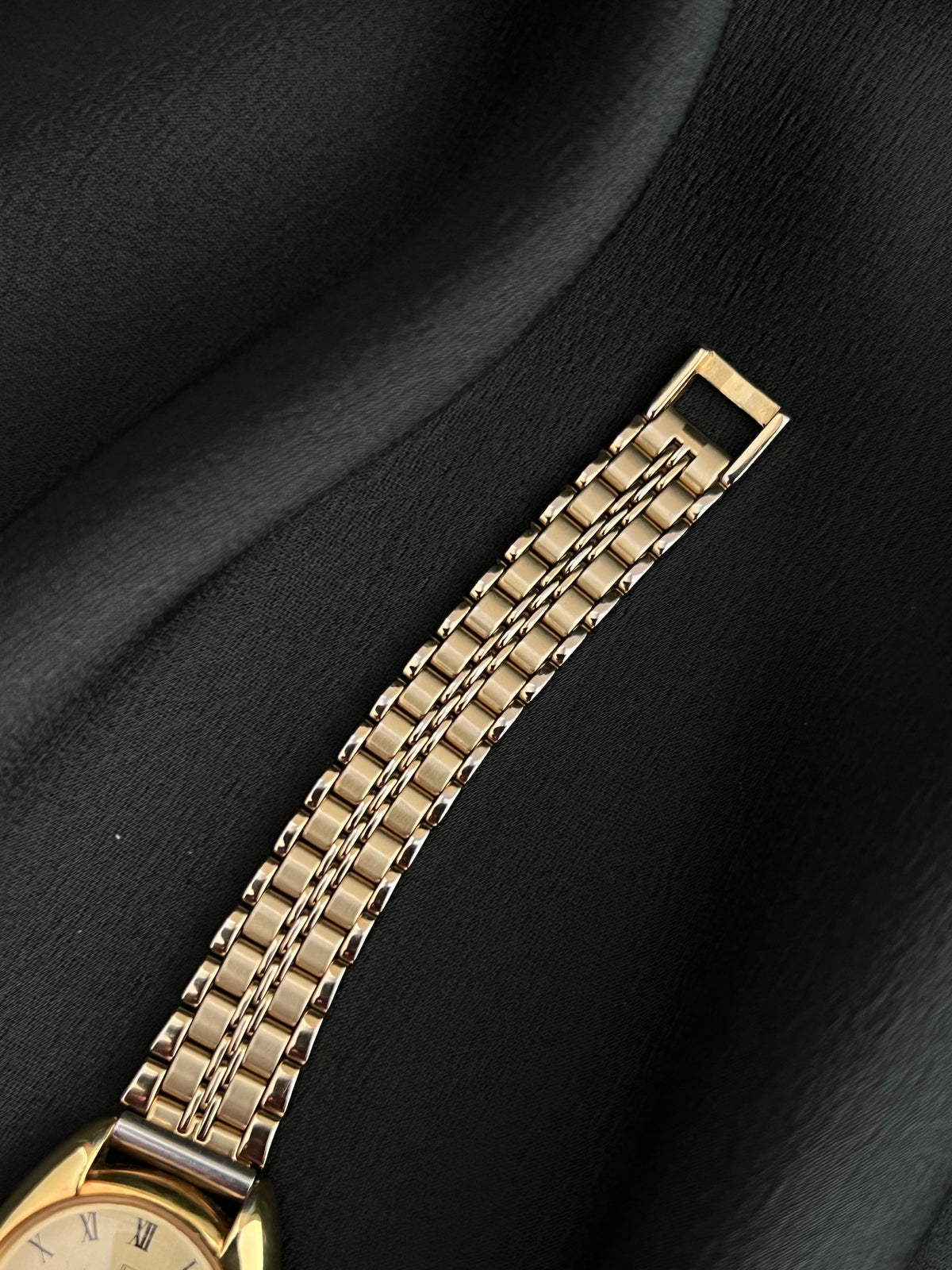 Universal Geneve C Case Roman Dial Gold Watch: bracelet clasp and link detail.