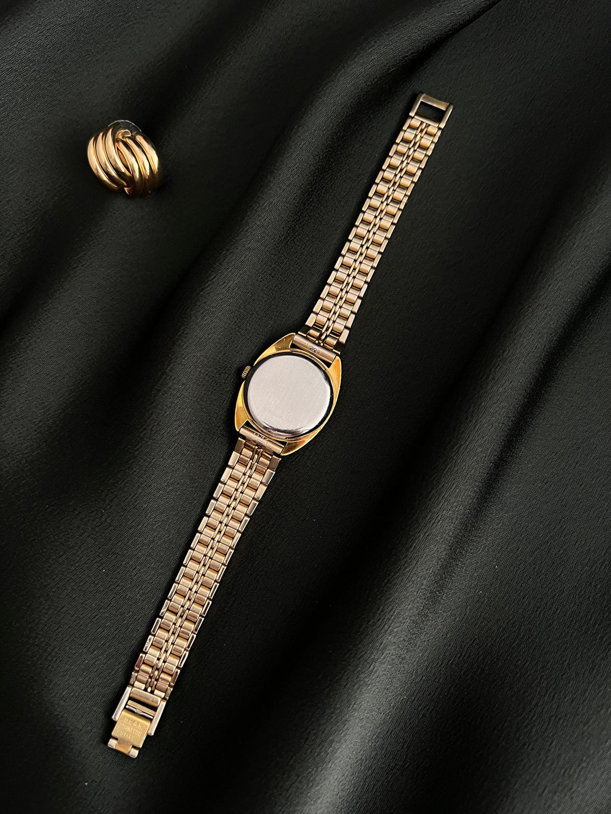 Universal Geneve C Case Roman Dial Gold Watch: case back and bracelet underside.