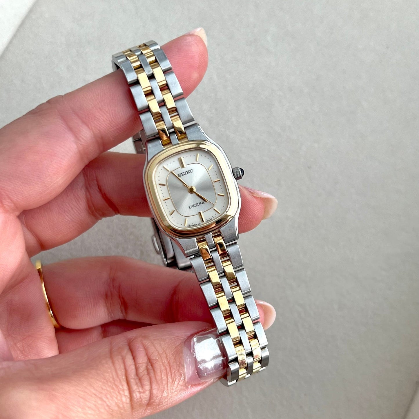 Seiko Exceline two-tone watch with a neutral background