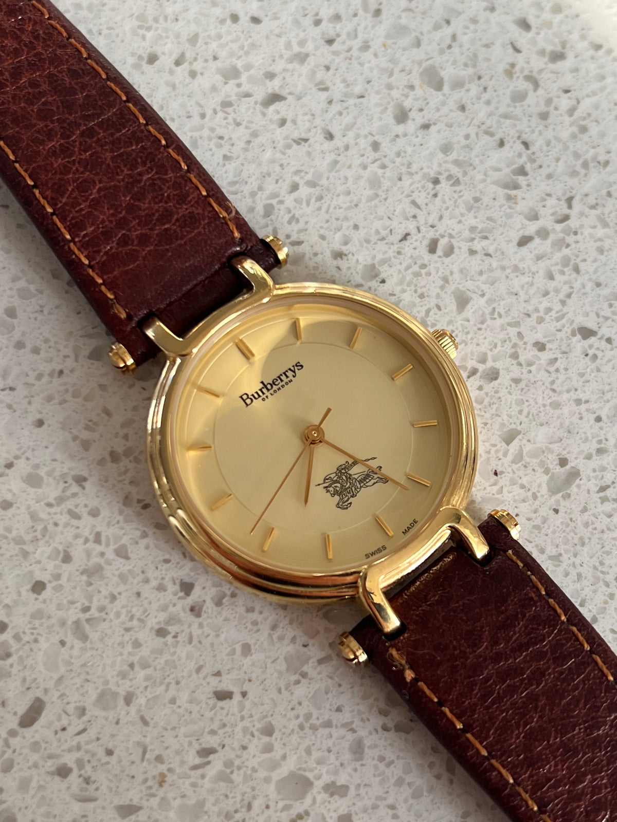 Angled view of the Burberrys 32 mm round case and sculpted loop lugs.