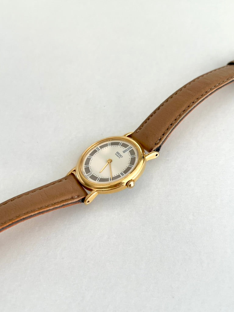 Side profile of the Seiko polished gold tone case, fluted crown and slender lugs