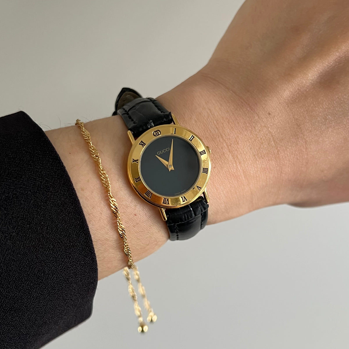 Gucci 3000.2 black dial Women’s watch with gold Roman numeral bezel