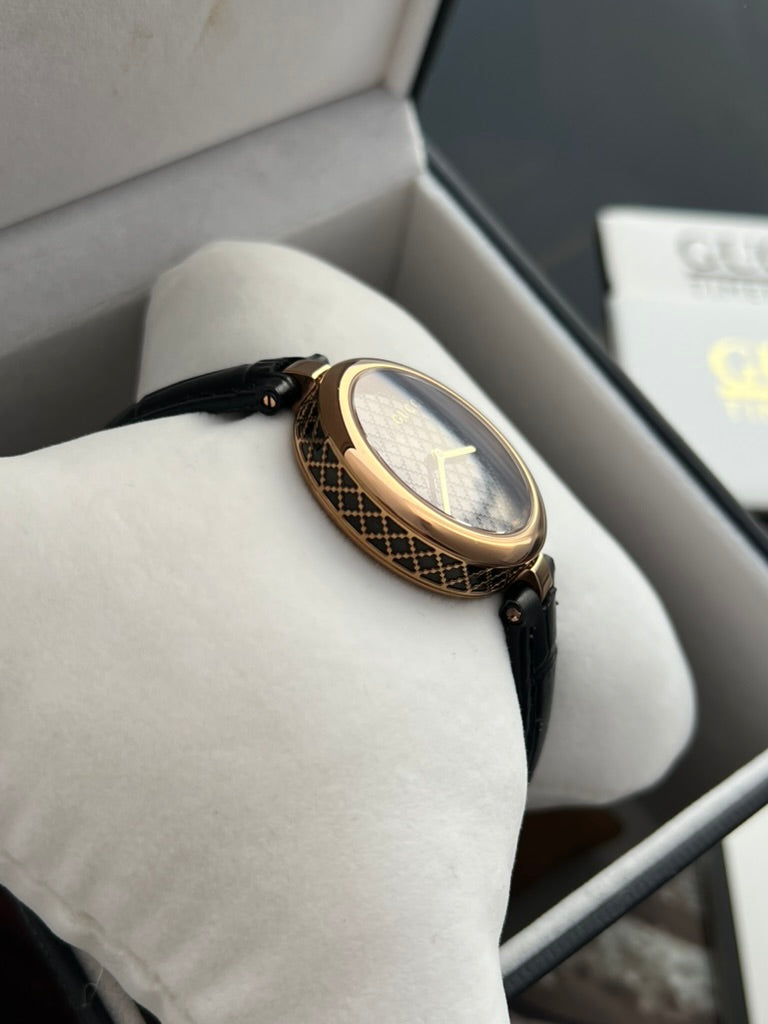 Side view of the Gucci Diamantissima watch showing the contrasting black and rose gold tone Diamante pattern around the case.