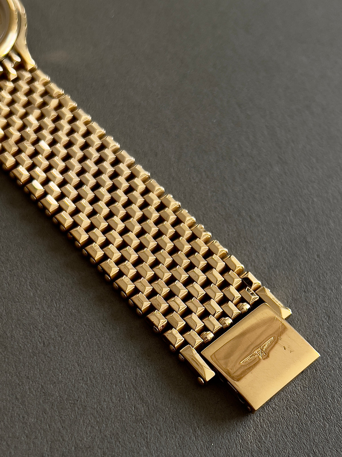 Longines Cosmopolitan Gold Roman Dial Unisex Watch — underside of bracelet and clasp.