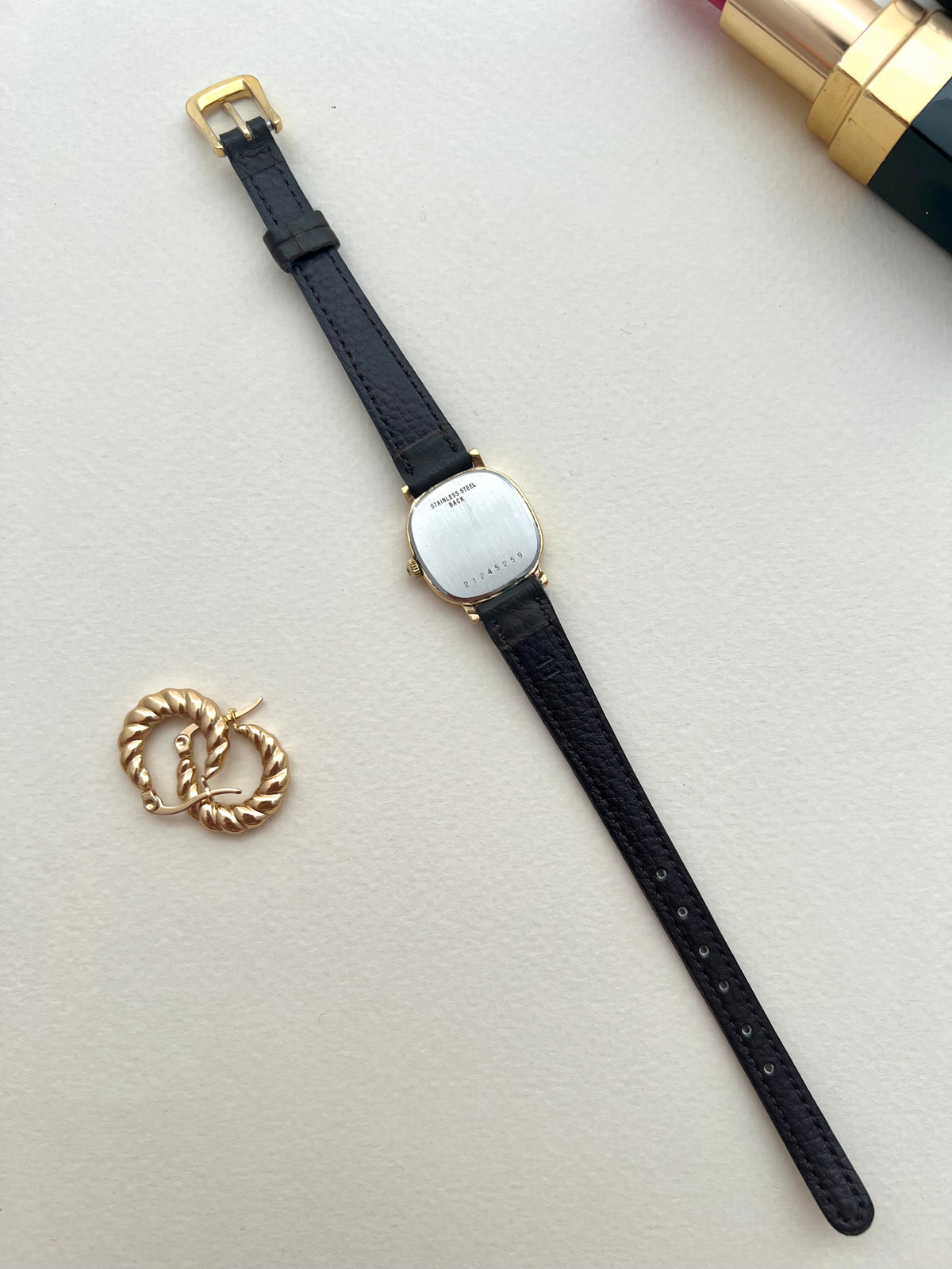 Side profile of the Longines gold cushion case and domed crown.