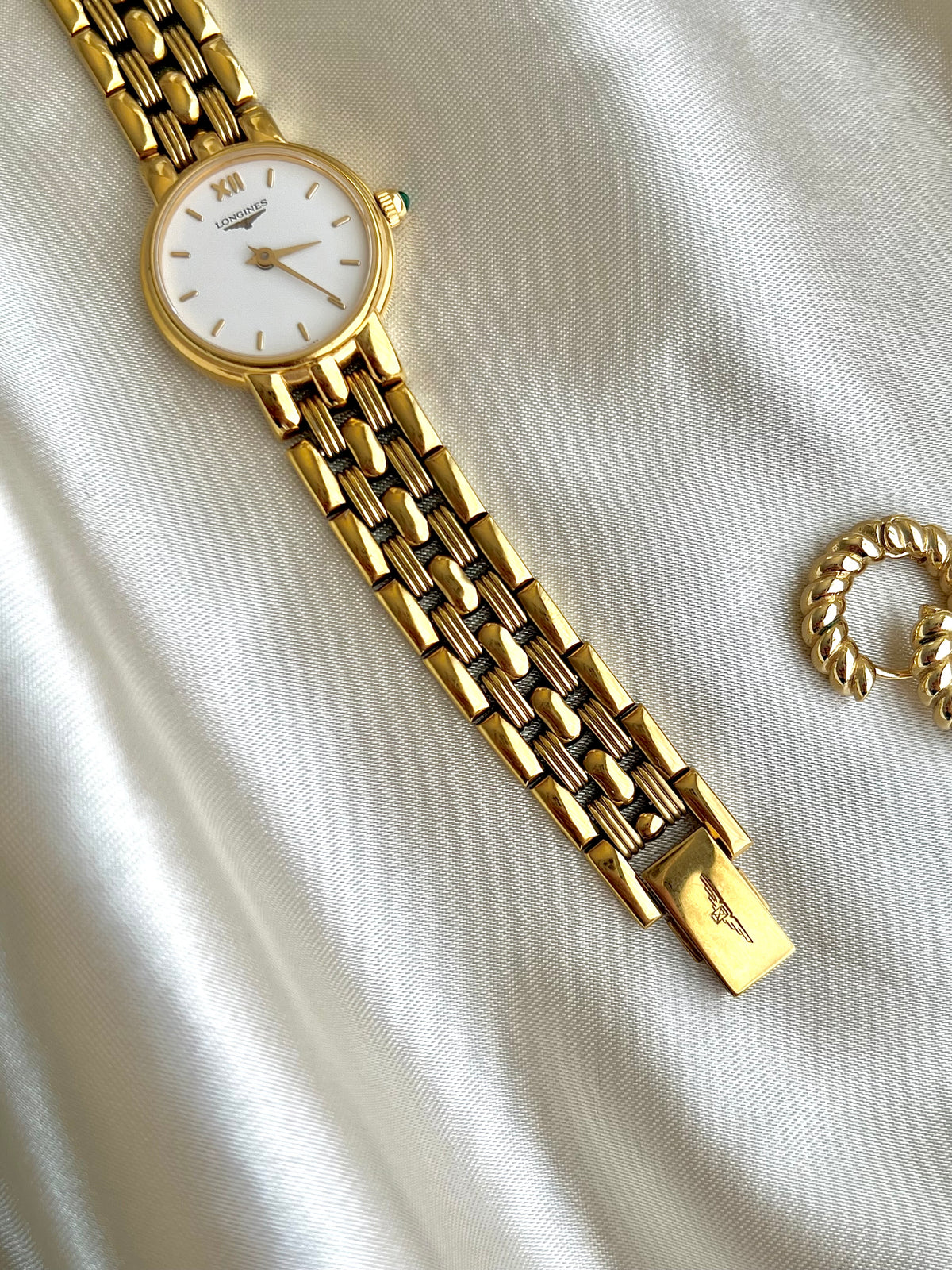 Longines Green Stone Crown Gold Bracelet watch L6.205.2: close view of the dial and case.