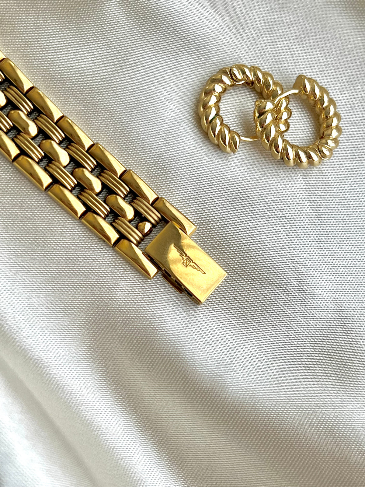 Longines Green Stone Crown Gold Bracelet watch L6.205.2: bracelet clasp and links.
