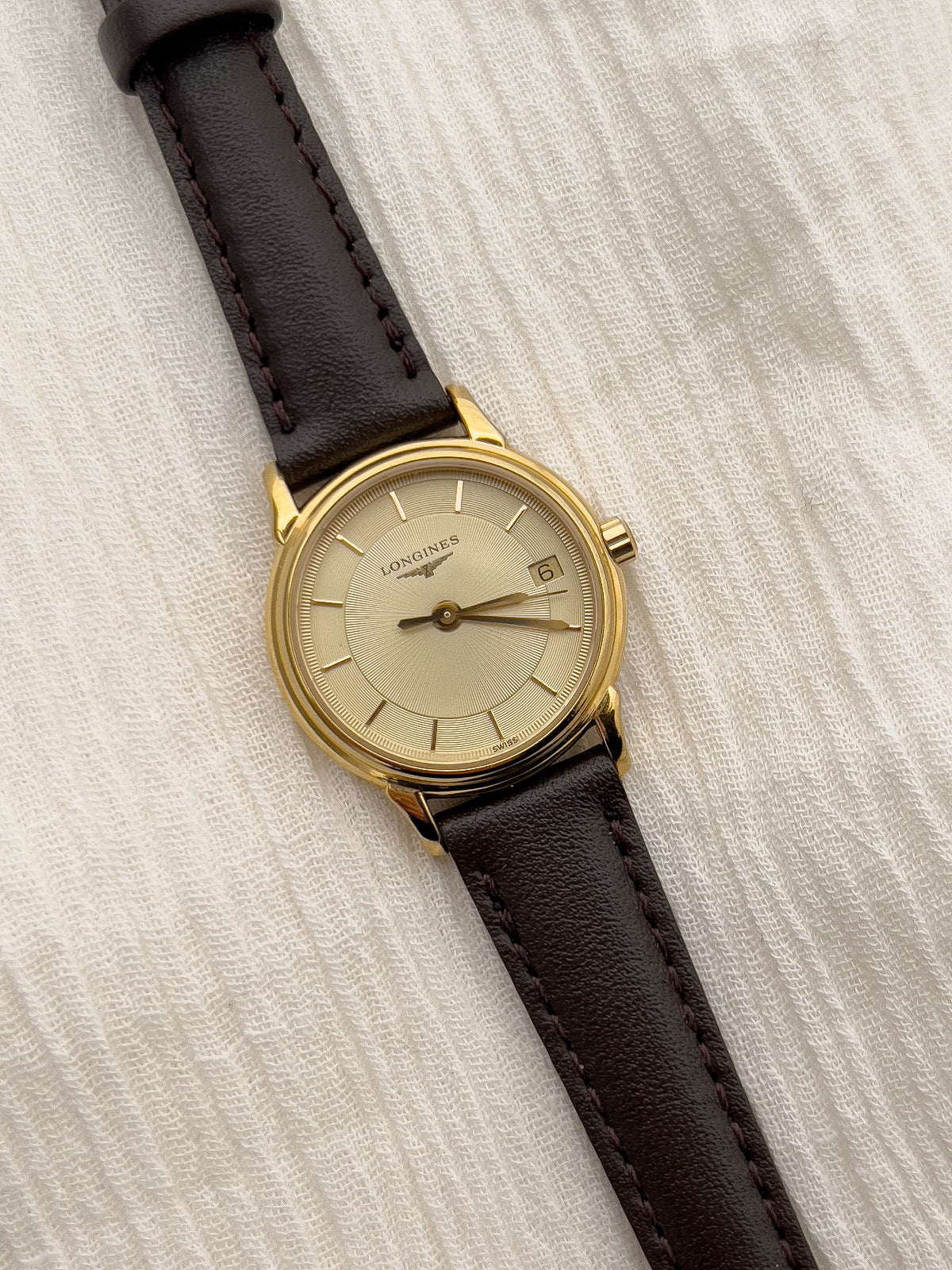Close-up of the Longines La Grande Classique sunburst dial with concentric circles and date window.