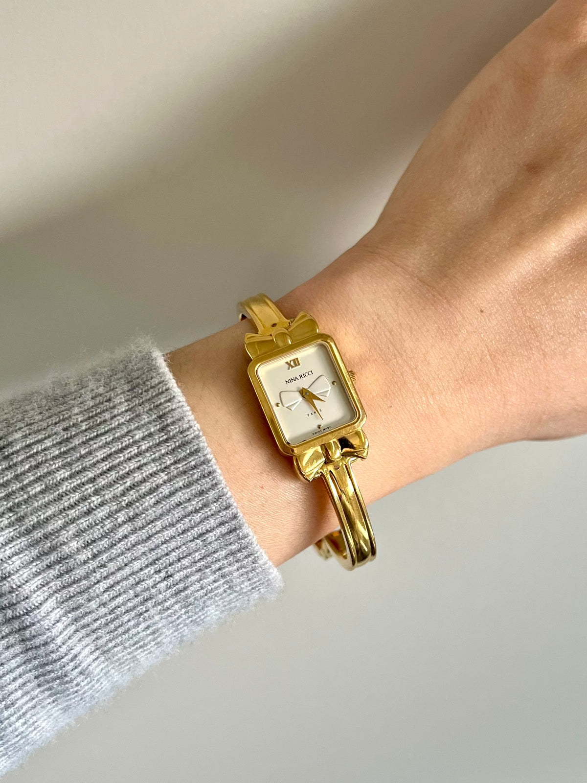 Nina Ricci D950 watch caseback showing Plaqué Or G10 gold plating and Swiss made markings