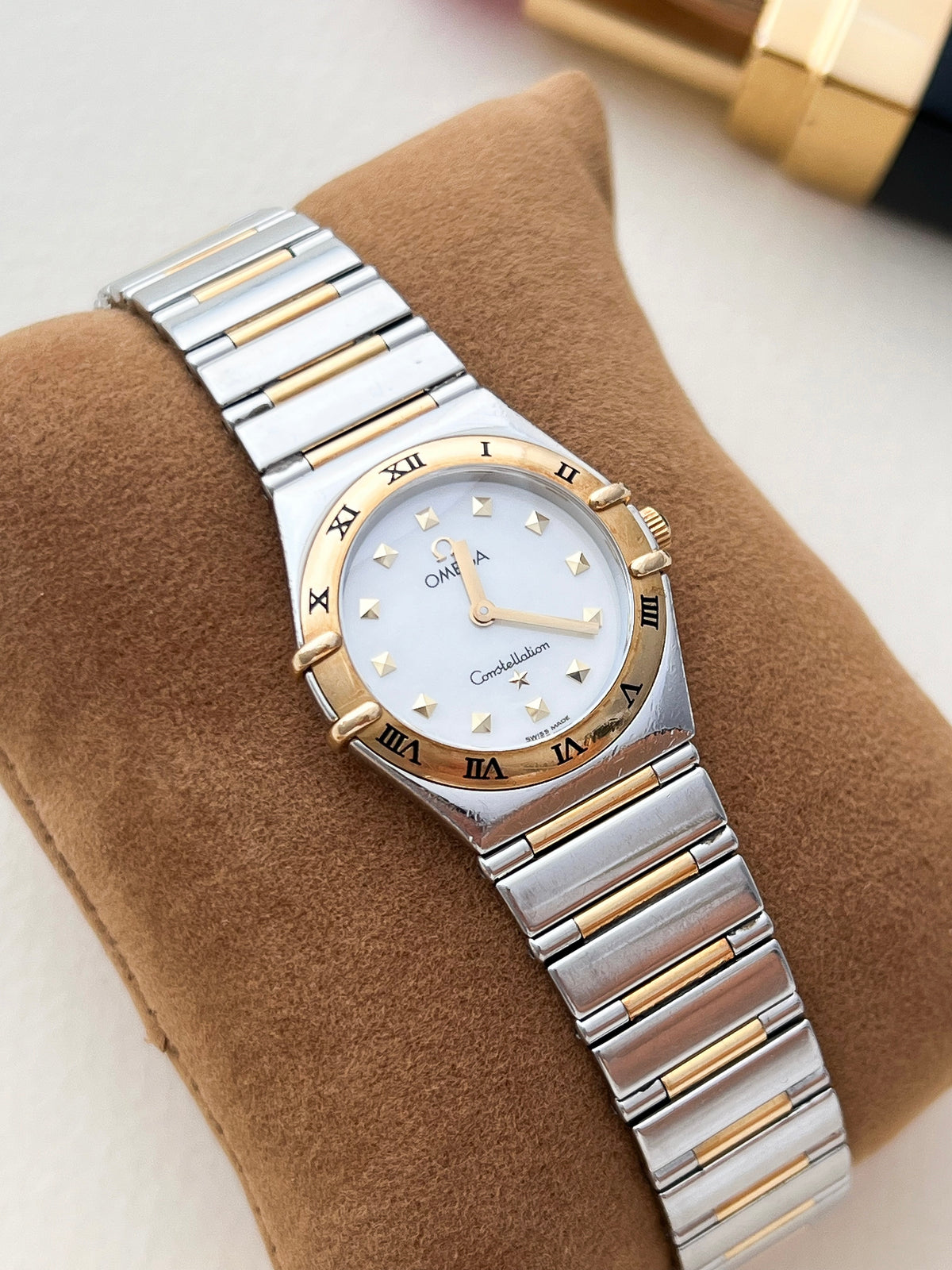 Detail of the two-tone bracelet on the Omega Constellation Manhattan.