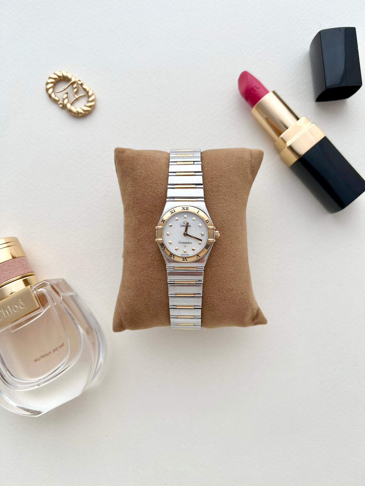 Side profile of the Omega Constellation Manhattan watch case.
