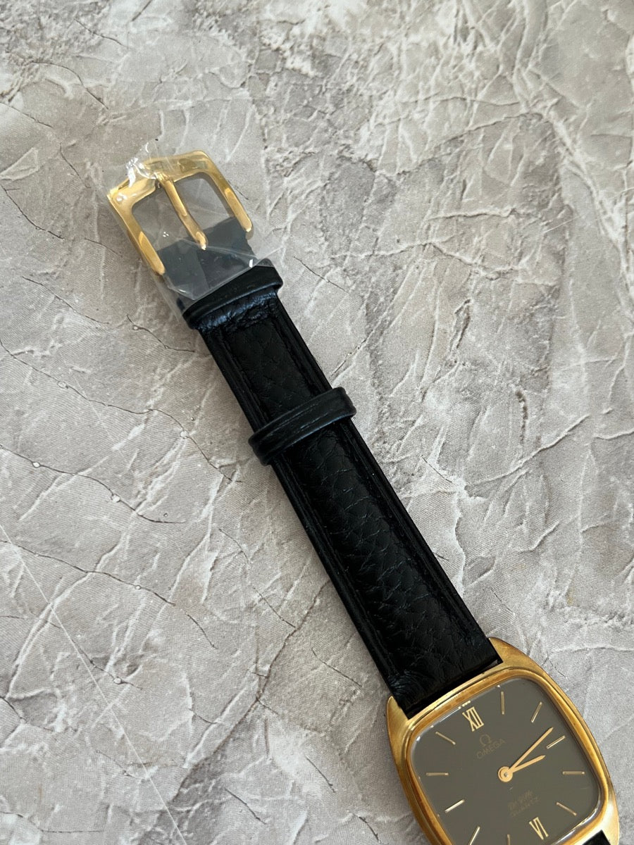Gold-tone pin buckle and black leather strap of Omega De Ville 591.0099
