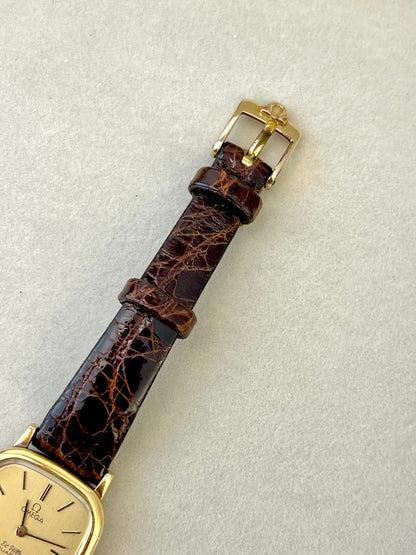 Side profile of the Omega De Ville cushion case and integrated crown.