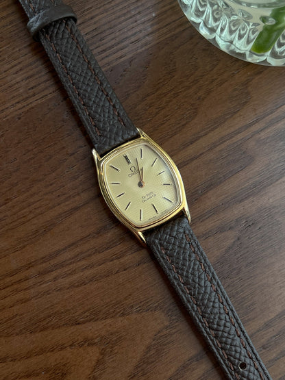 Omega De Ville tonneau grid dial women’s watch, case profile.