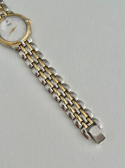 Detail of the Seiko 4N00-0910 integrated bracelet with parallel gold-tone centre links and silver-tone outer links.