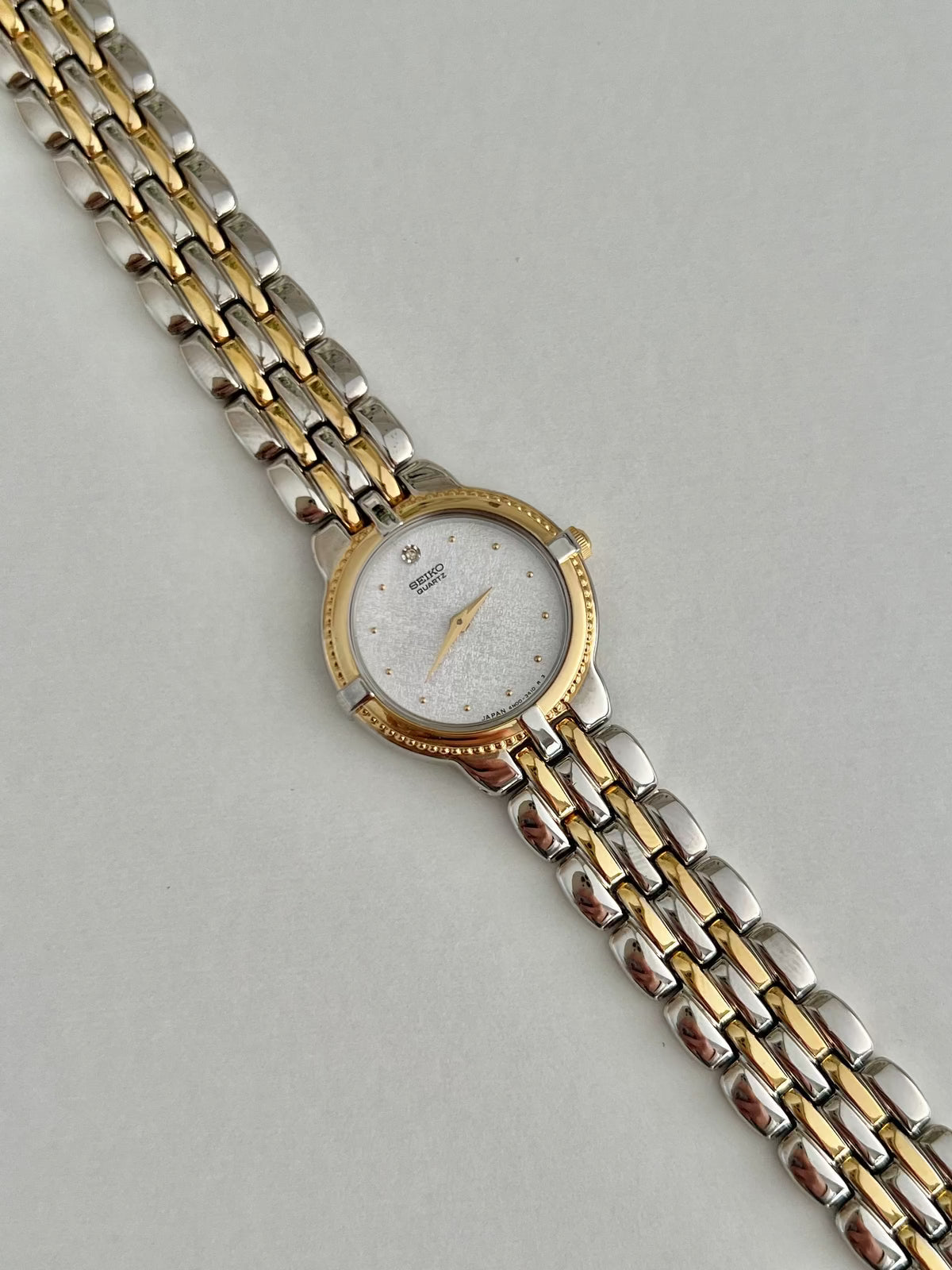 Caseback detail of the Seiko 4N00-0910 women’s quartz watch.