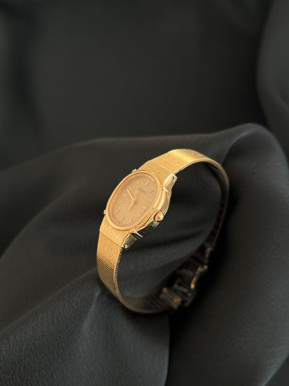 Angled view of Seiko 7321-6100 champagne dial, oval case and textured gold-tone bracelet