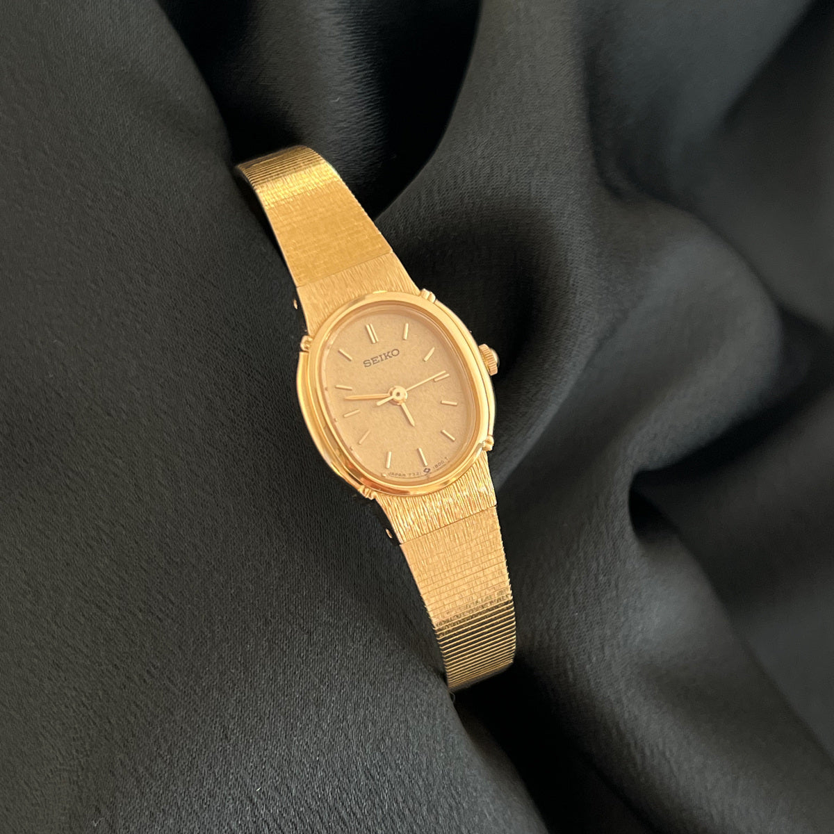 Seiko 7321-6100 champagne dial with applied baton markers and gold-tone hands