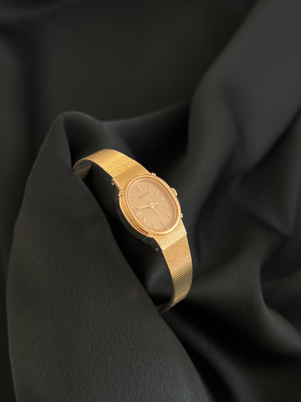 Three-quarter view of Seiko 7321-6100 gold-tone watch with champagne dial