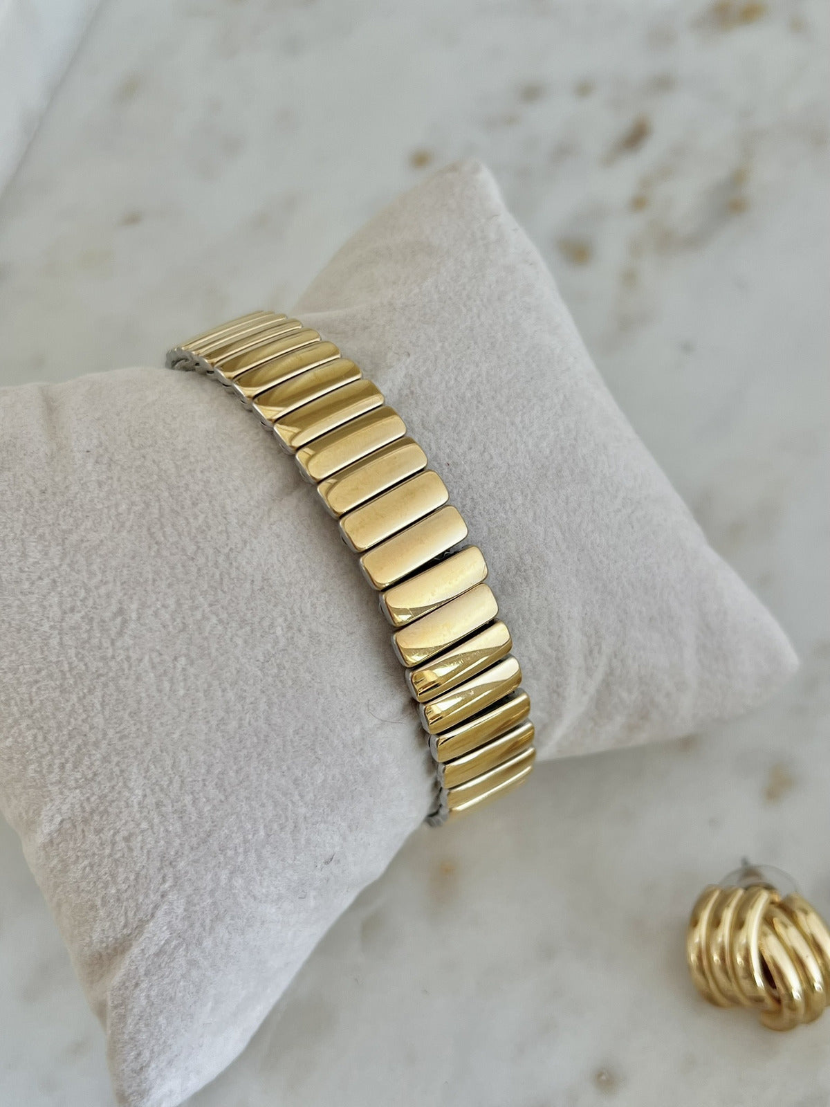 Detail of the polished gold-tone expandable bracelet on the Seiko Avenue watch