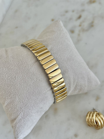 Detail of the polished gold-tone expandable bracelet on the Seiko Avenue watch
