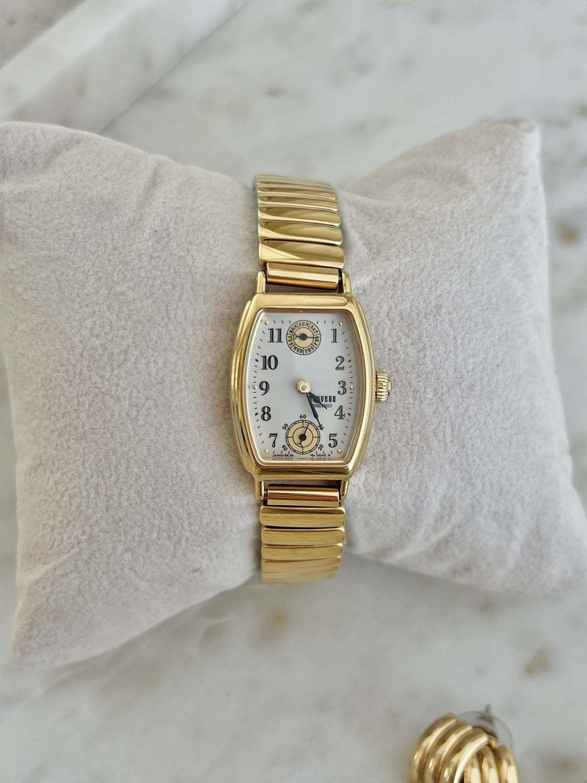 Front view of Seiko Avenue 8E38-5000 showing white dial and gold-tone case