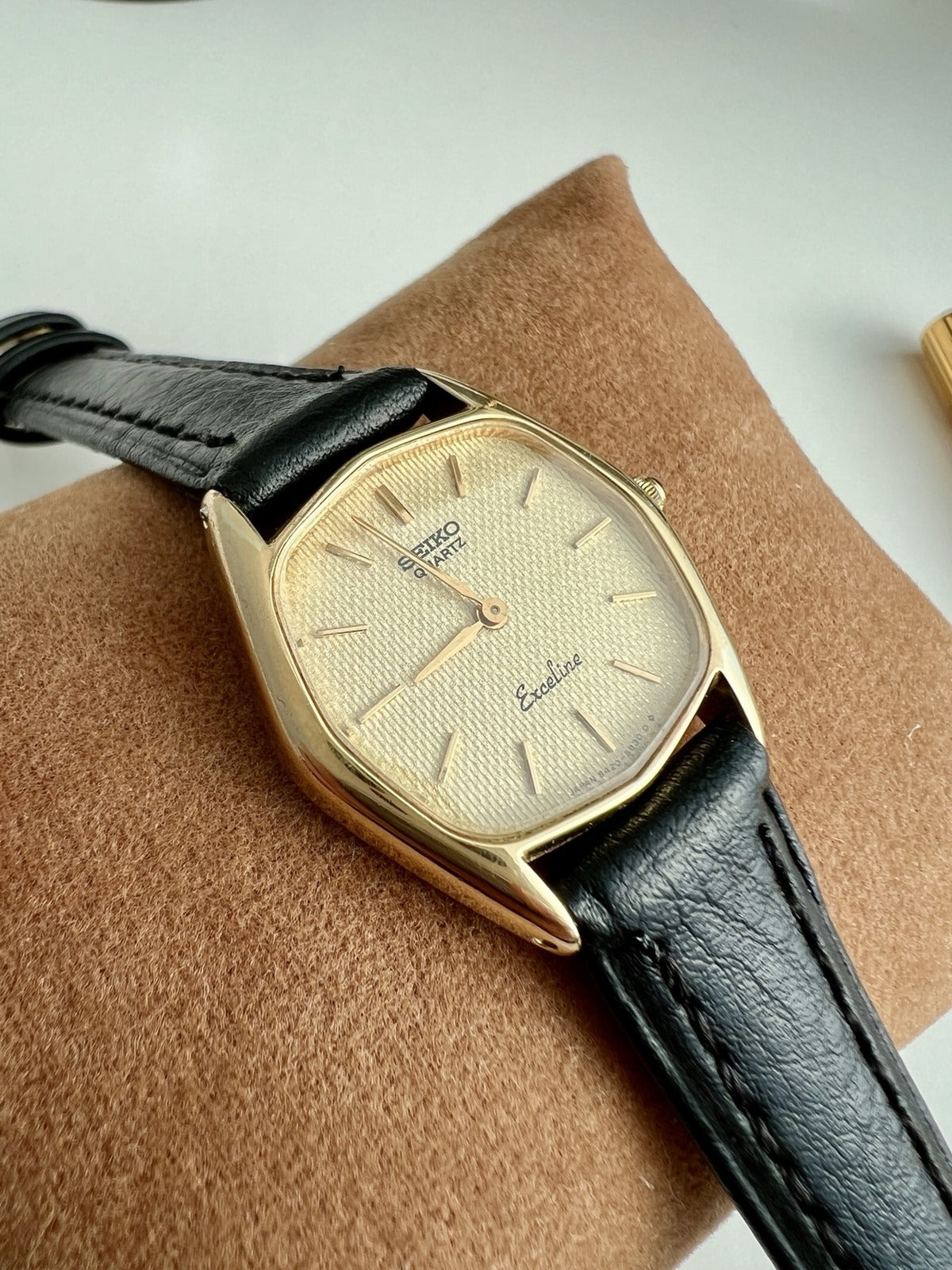 Close view of the Seiko Exceline 8420-5740 champagne linen dial with applied gold tone markers and fine hands.