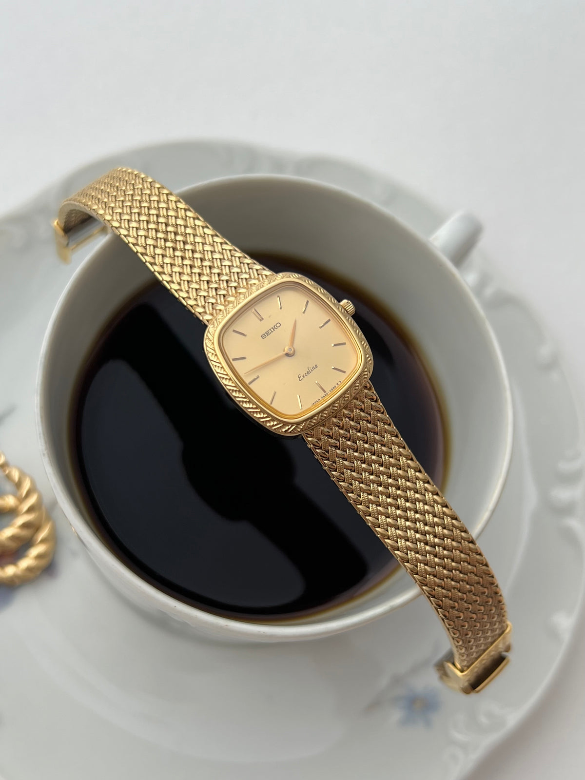 Side profile of the Seiko Exceline cushion-square case and sapphire crystal.