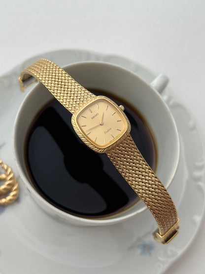 Side profile of the Seiko Exceline cushion-square case and sapphire crystal.