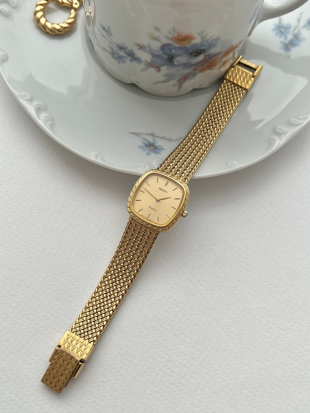 Detail of the Seiko Exceline woven gold-tone bracelet links.