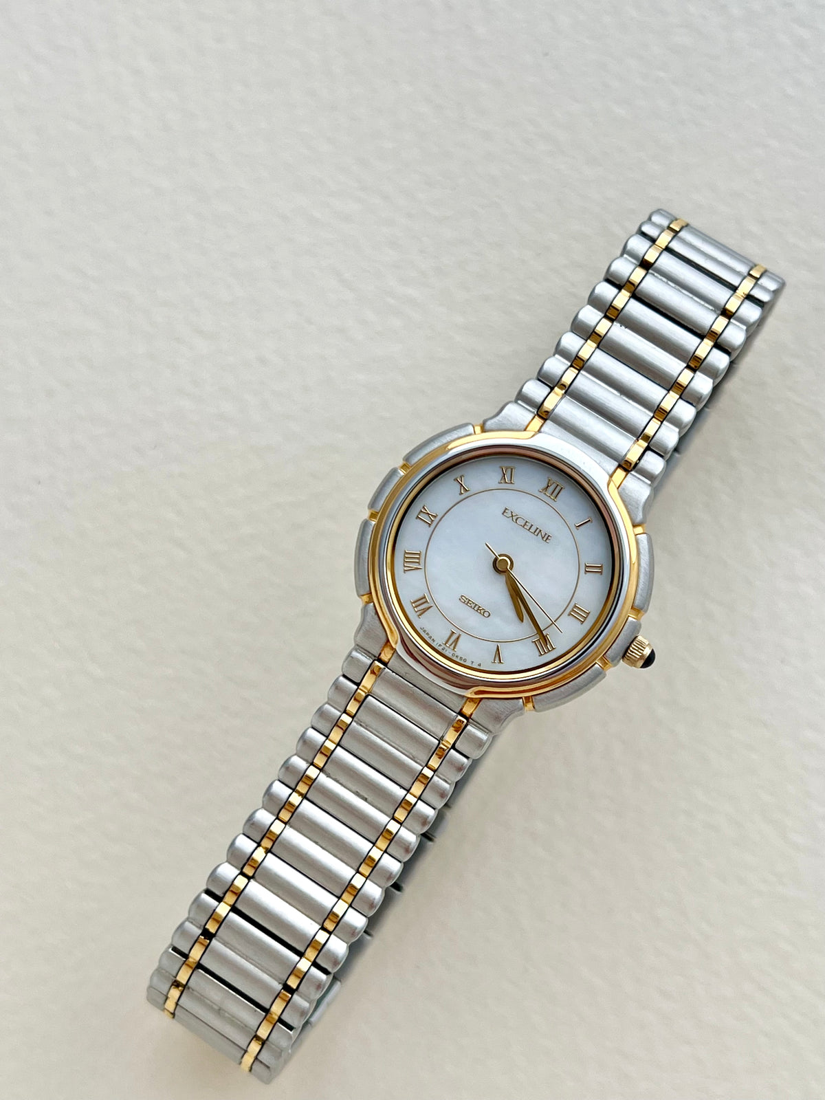 Seiko Exceline mother-of-pearl ladies watch, case profile.