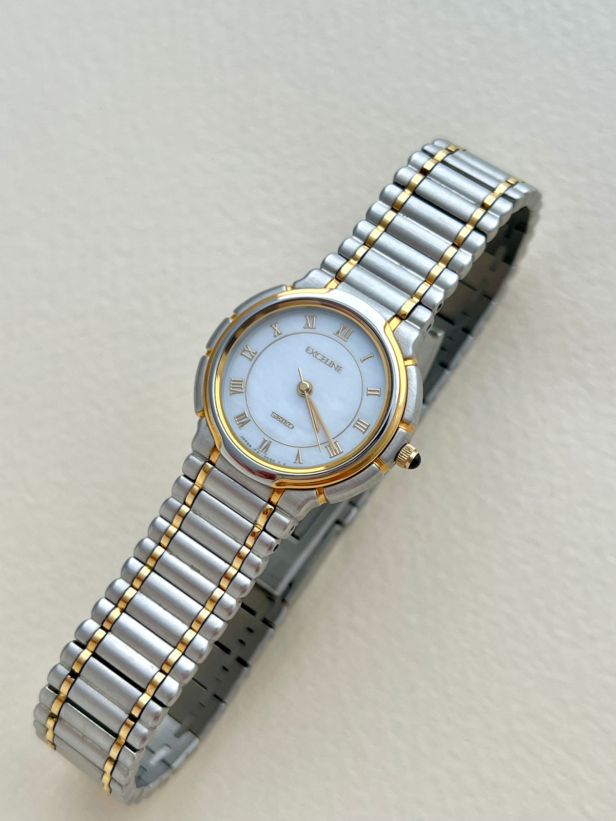 Seiko Exceline mother-of-pearl ladies watch, bracelet detail.
