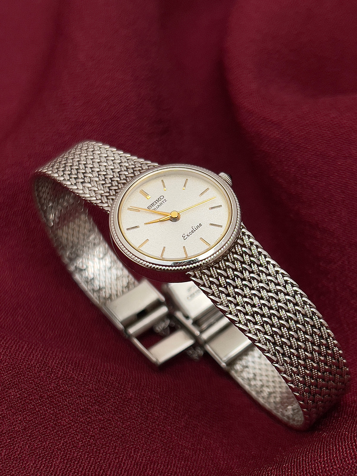 Seiko Exceline Silver Mesh Women’s Watch with Ribbed Bezel — angled close view of the dial and bezel.