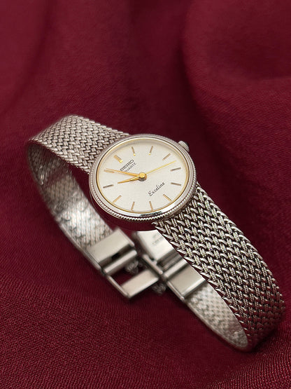 Seiko Exceline Silver Mesh Women’s Watch with Ribbed Bezel — angled close view of the dial and bezel.