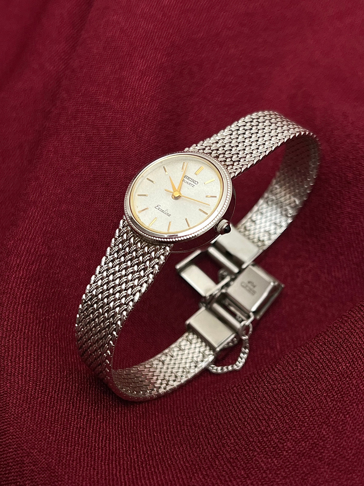 Seiko Exceline Silver Mesh Women’s Watch with Ribbed Bezel — dial, mesh bracelet and clasp.