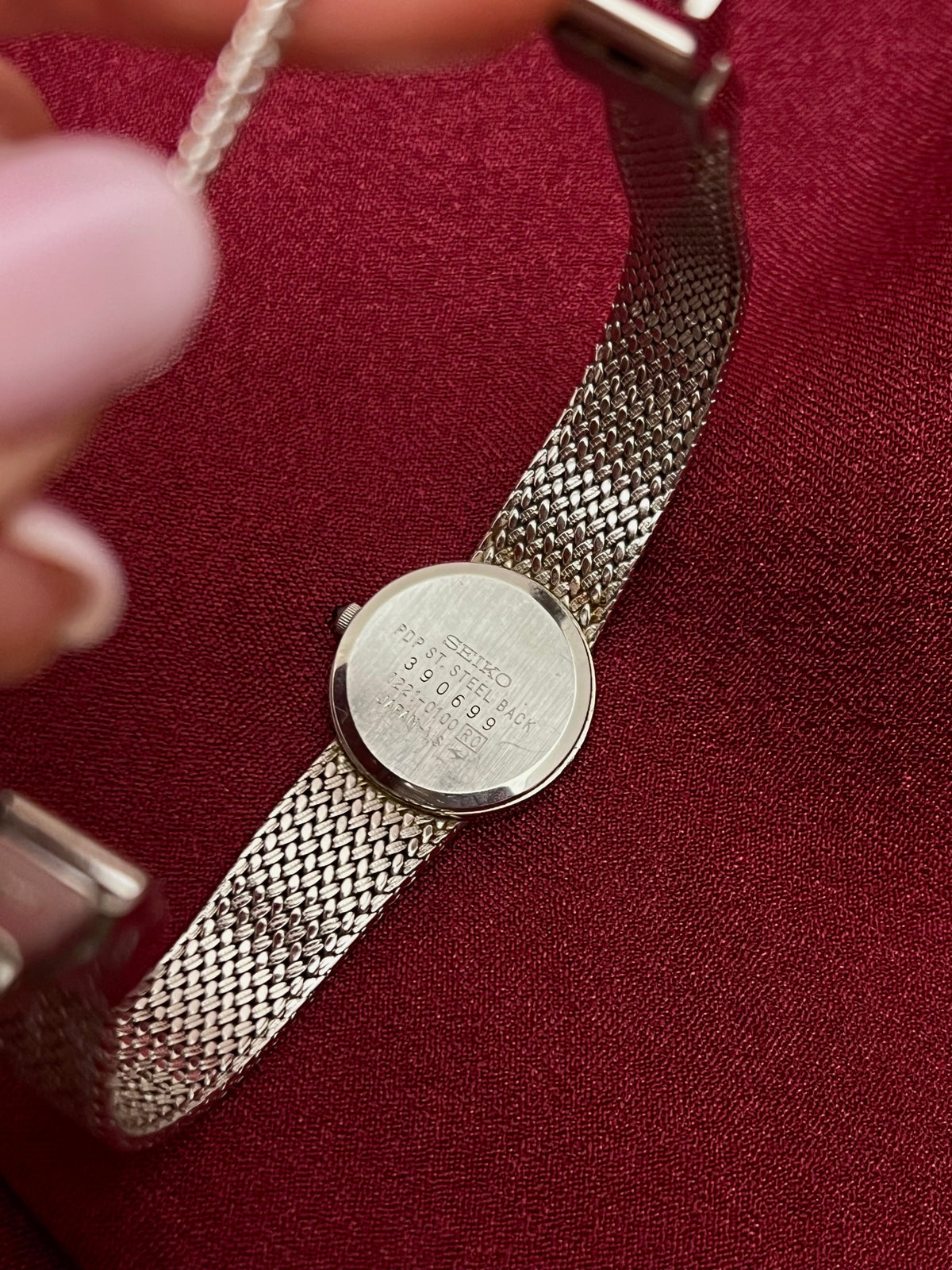 Seiko Exceline Silver Mesh Women’s Watch with Ribbed Bezel — caseback and inside of the mesh bracelet.
