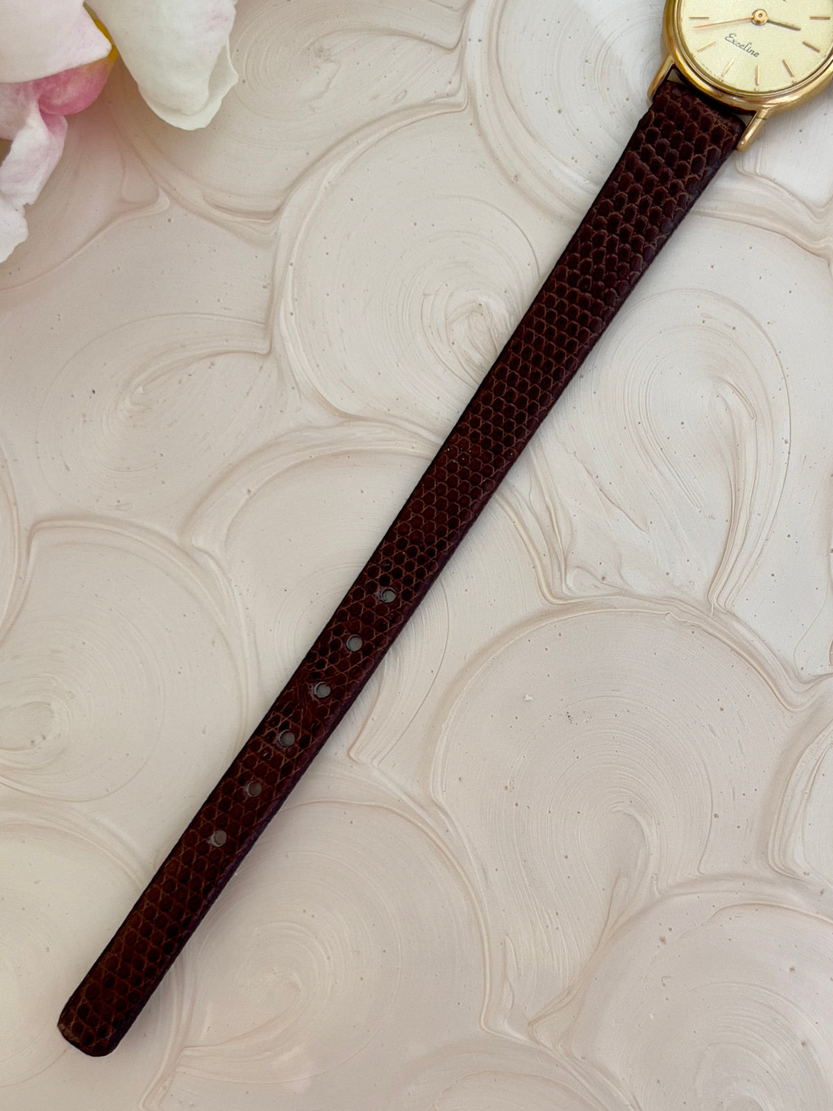 Angled view of the Seiko Exceline champagne dial watch.
