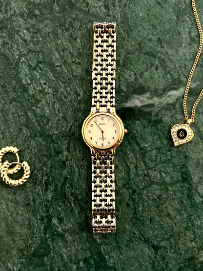 Side profile of the Seiko Exceline case and crystal.