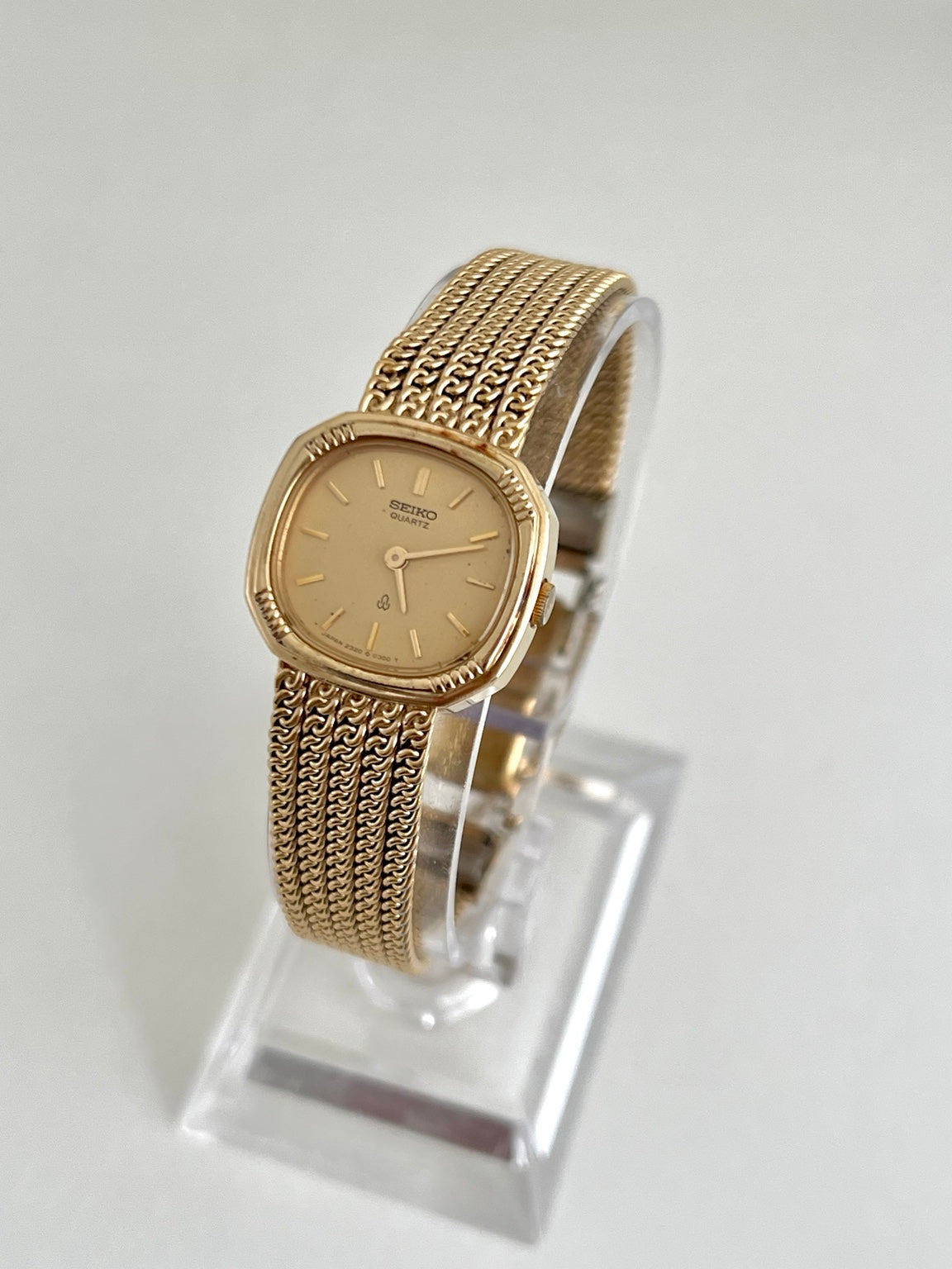 Side view of Seiko gold tone cushion watch with five parallel rows of chain links