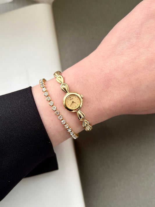Front view of the Seiko gold-tone teardrop-link ladies watch with champagne dial.