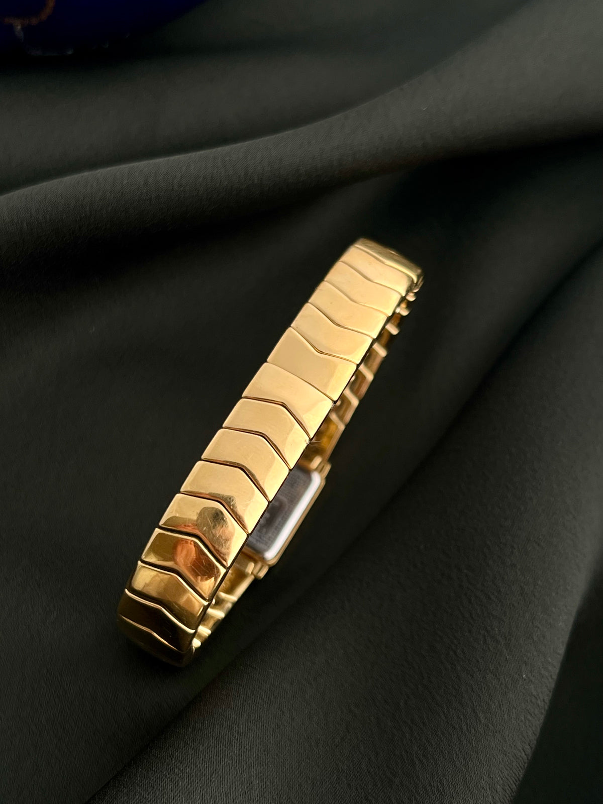 Close view of the Seiko Lassale 1F20-6C70 segmented gold-tone bracelet and polished links
