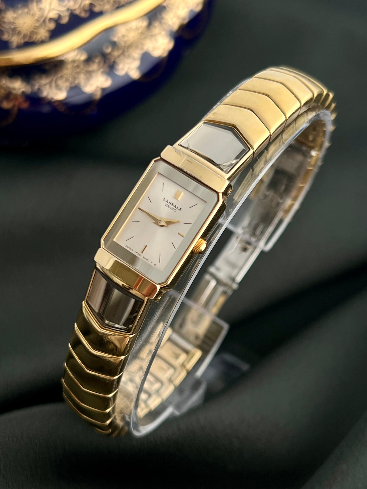 Caseback detail of the Seiko Lassale 1F20-6C70 marked 1F20-6C70 with serial number 520201