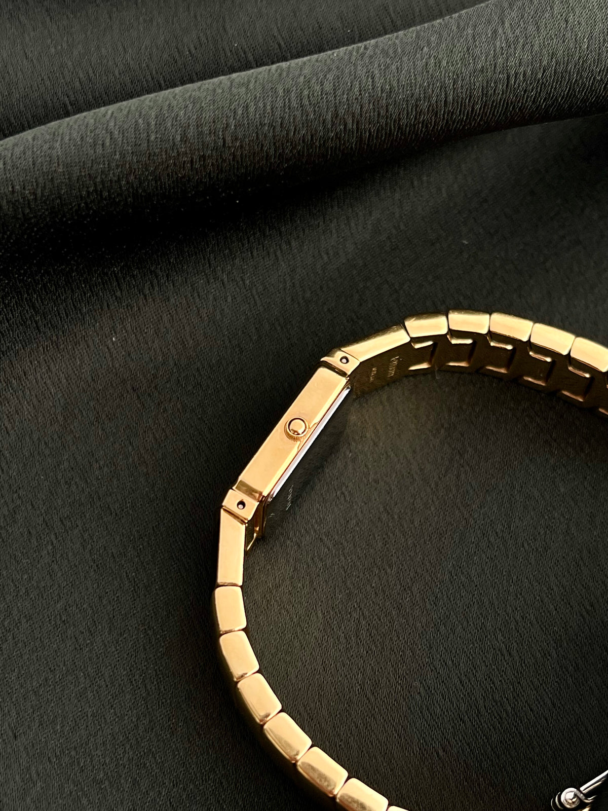 Clasp and bracelet detail of the Seiko Lassale 1F20-6C70